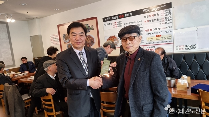 사진/남궁윤석 본지 대표에게 감사장을 전달하는 박영달 회장)