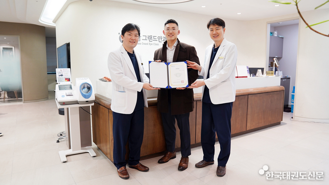 왼쪽부터 이관훈 대표원장, 양경진 교수, 이영섭 대표원장
