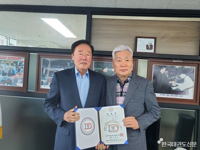 좌측 김철오 총재로 부터 임명장을 받고 기념사진을 찍는 우측 임희기 이사