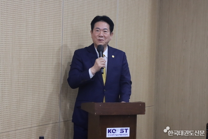 이동섭 국기원장이 인사말을 하고 있는 모습