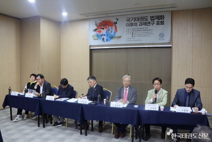 박종범 연구소장을 좌장으로 패널과 참석자들이 토론 및 질의응답 시간을 갖고 있다.
