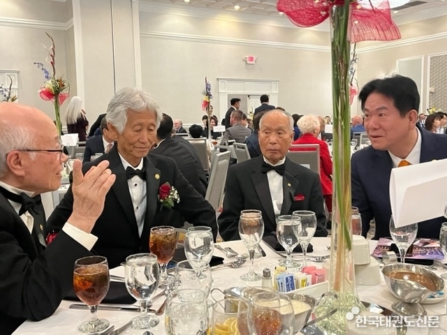 왼쪽부터 박원직, 전영호, 김유진 원로와 이동섭 국기원장이 환담을 나누고 있는 모습