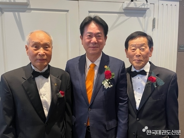 왼쪽부터 김유진 원로 고문, 이동섭 국기원장, 최종현 회장