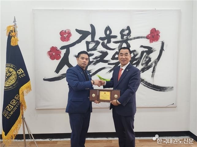 왼쪽 Chanchai suksuwan 태국 주짓수 회장, 오른쪽 최재춘 김운용스포츠위원회 위원장
