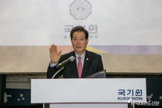 4월 24일(월) 개최된 ‘국기원 전갑길 이사장 취임식’에서 전갑길 이사장이 취임 선서를 하고 있다.