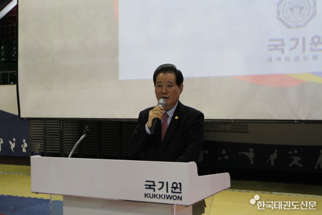 전갑길 이사장이 취임사를 하고 있는 모습