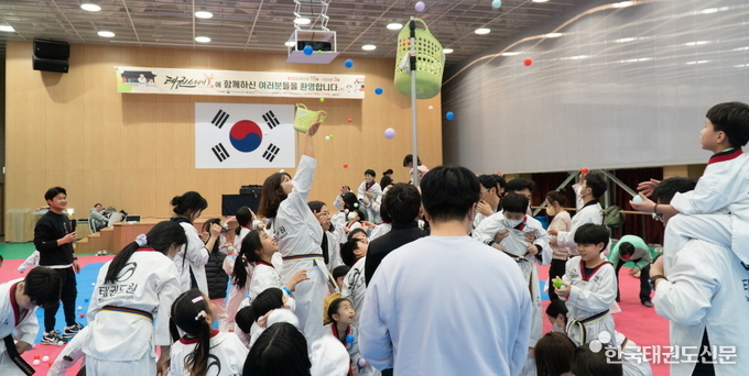 태권스테이에 참여한 참가자들이 가족운동회를 즐기는 모습