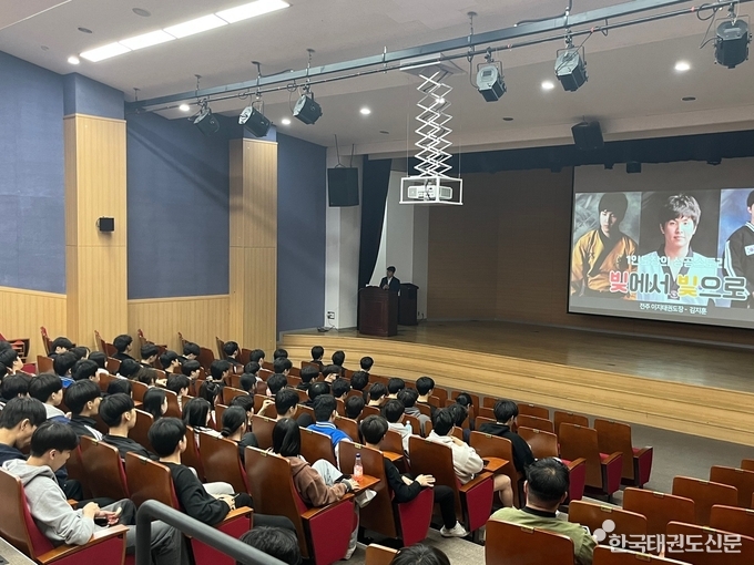 김지훈 대표가 경민대학교에서 강연하는 모습