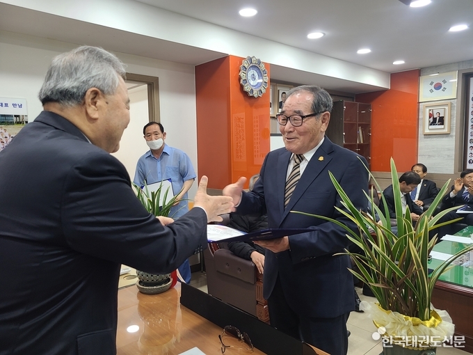좌측 김중영 회장으로부터 위촉장을 받고 있는 우측 이완기 상벌부위원장
