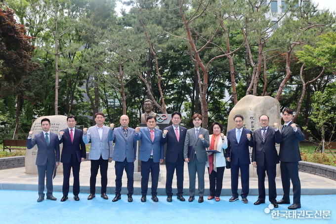 김운용 원장 흉상 앞에서 이동섭 국기원장과 대외협력위원회가 단체 사진을 촬영하고 있다.(가운데 이동섭 국기원장, 왼쪽 박철연 위원장)