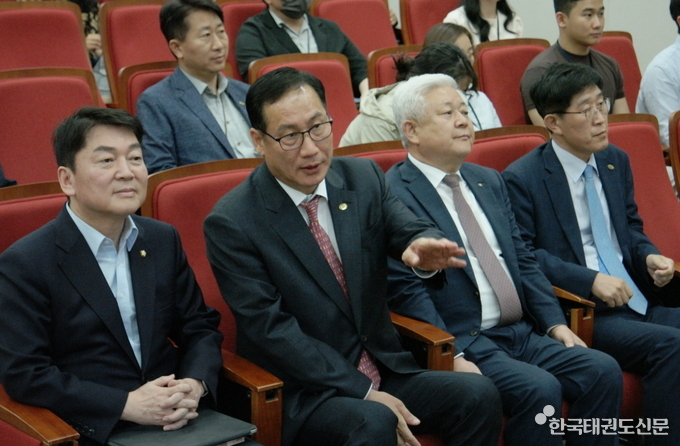 강연에 앞서 안철수 의원과 오응환 이사장이 대화를 나누고 있다(좌측부터 안철수 의원, 오응환 재단 이사장, 황인홍 무주군수, 이종갑 재단 사무총장)