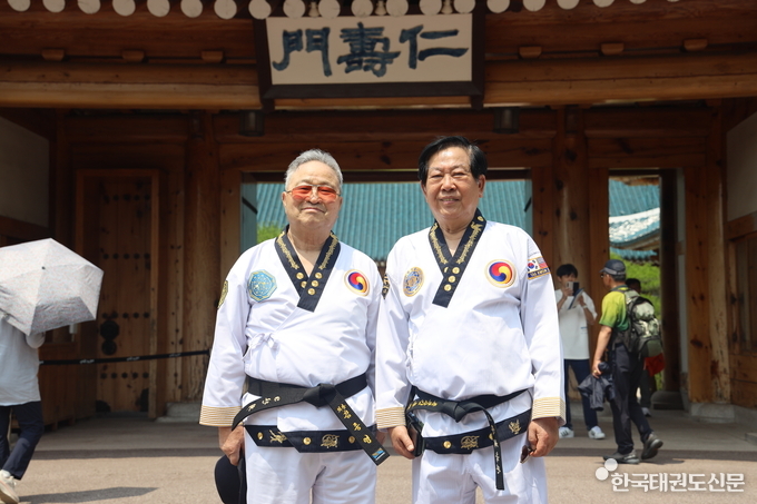 본회 원로이신 좌측의 김중영 회장과 우측의 미국에서 활동하신 도산체육관 김용길 총관장이 기념 포즈를 취하고 있다.
