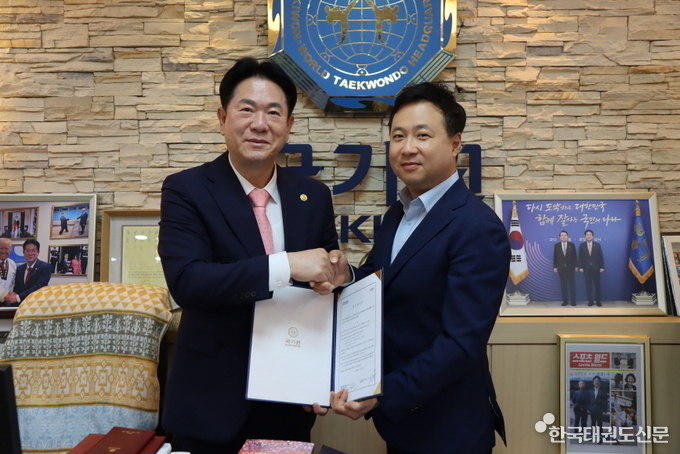 왼쪽부터 이동섭 국기원장, 캐릭터 콘텐츠 전문기업 ㈜씨엠지월드 이선일 대표