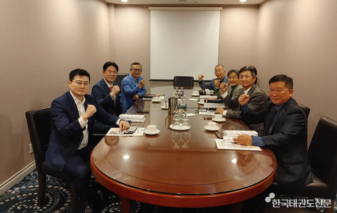 이동섭 원장과 캐나다태권도협회 관계자들이 태권도 지원지부 등에 대해 진지한 논의를 진행했다.