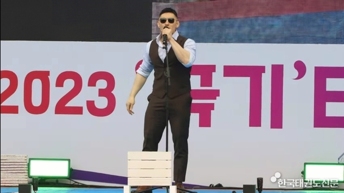 2023 국기태권도한마음대축제 행사에서 양경진 교수가 축하공연을 하는 모습