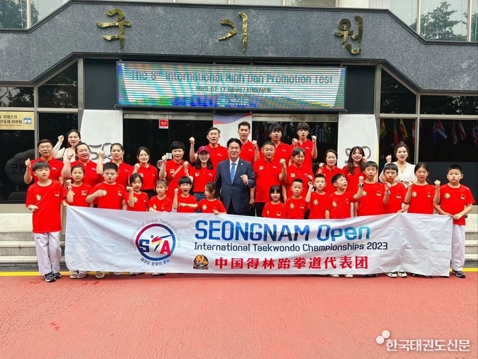 기념 사진을 찍고 있는 이동섭 국기원장(중앙)과 중국 선양 드림태권도장 사범, 학부모, 수련생의 모습