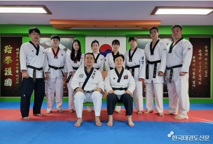 태권도 49단을 보유하고 있는 남목현 회장과 가족 사진
