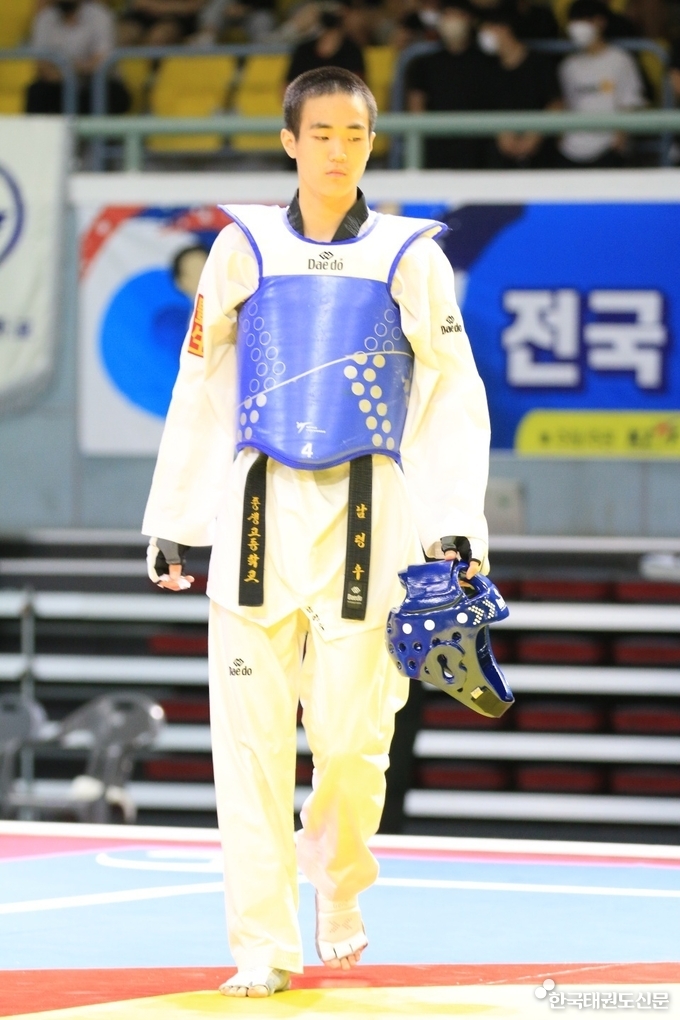 경기에 앞서 입장하고 있는 남령우 선수의 모습