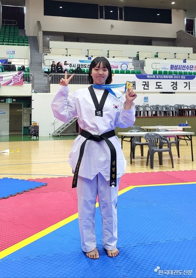 남령경 선수가 우승후 금메달을 목에 걸고 포즈를 취하는 모습
