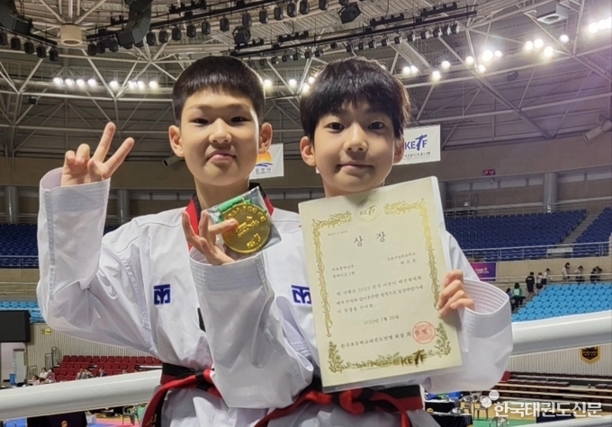 최민주(왼쪽), 최소윤(오른쪽) 남매가 나란히 1위 성적을 거두고 함께 기념 촬영하는 모습