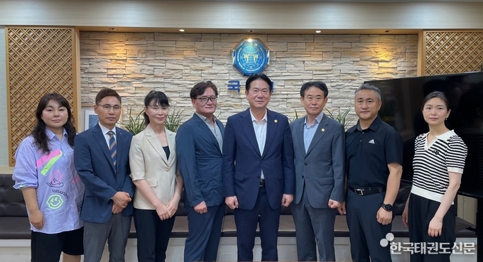 7월 27일 오전 11시 국기원 귀빈실에서 위촉장 수여식을 거행하고 기념사진을 촬영했다.