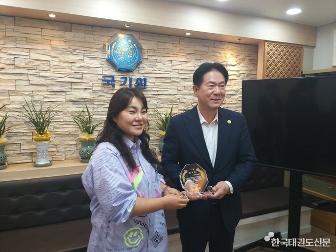 이동섭 국기원장에게 감사패를 전달하고 있는 이영림 사무국장
