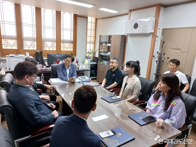 7월 27일 국기원 부원장실에서 노순명 행정부원장과 장애인 심사제도 제정 TF 위원들이 인사를 나누고 있다.