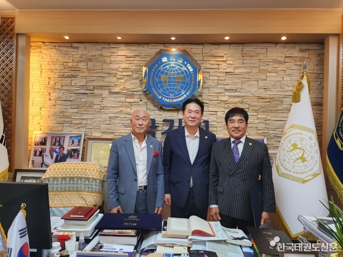 기념촬영을 하고 있는 중앙 이동섭원장 좌)왕호 명예9단 우)황정리 명예9단