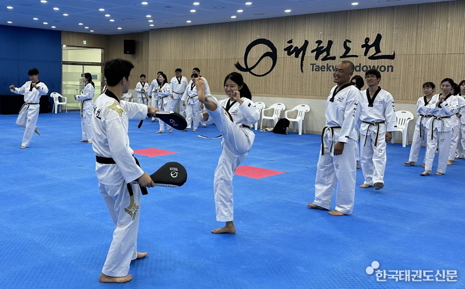 교원들이 직무 연수에 즐겁게 참가하고 있는 모습