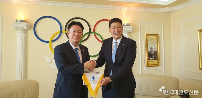 이동섭 국기원장이 바투쉬그 바트볼드 몽골올림픽위원장과 상호 협력을 약속하는 굳은 악수를 나누고 있다.