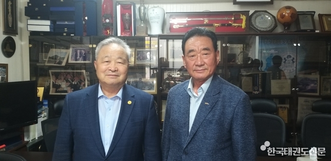 태권도9단회 김중영 회장(좌) 박광일 교육위원장(우)이 위촉식 후 기념촬영을 하고 있다.
