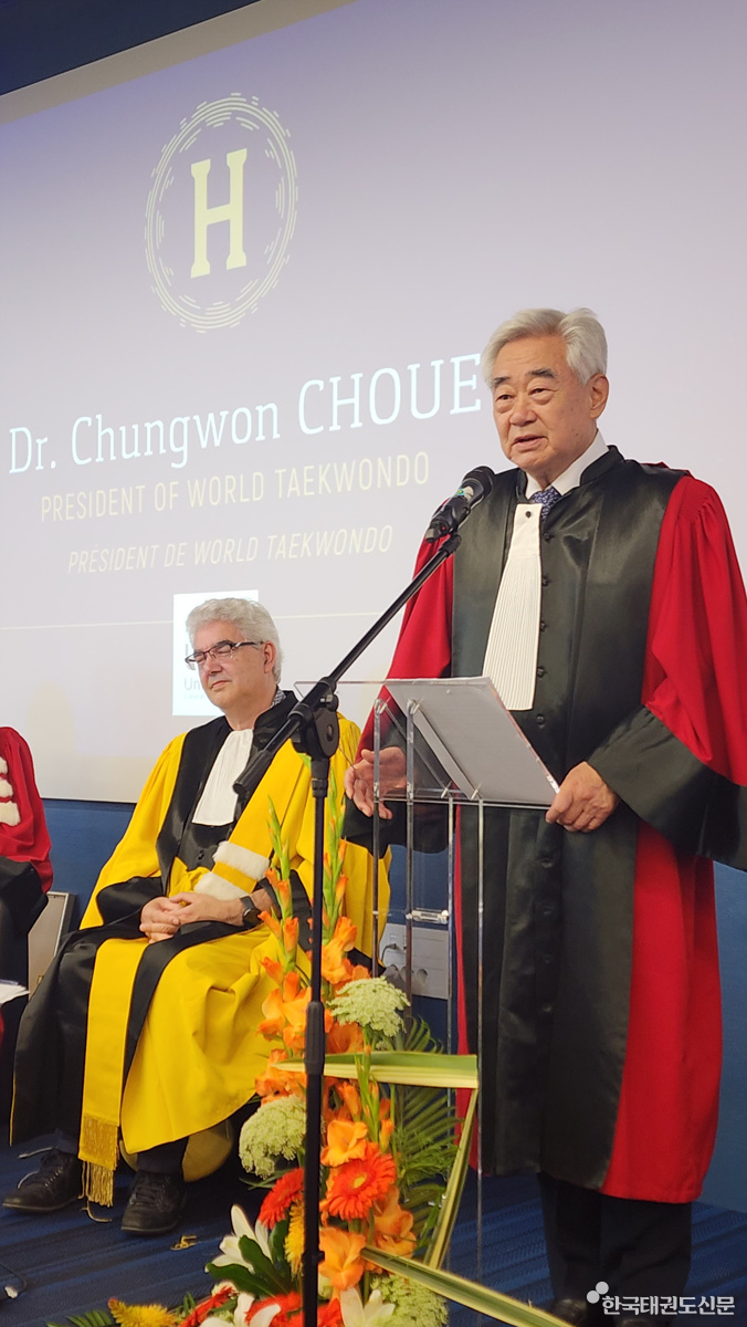 명예박사학위를 받은 조정원 총재가 감사 인사말을 하고있는 모습