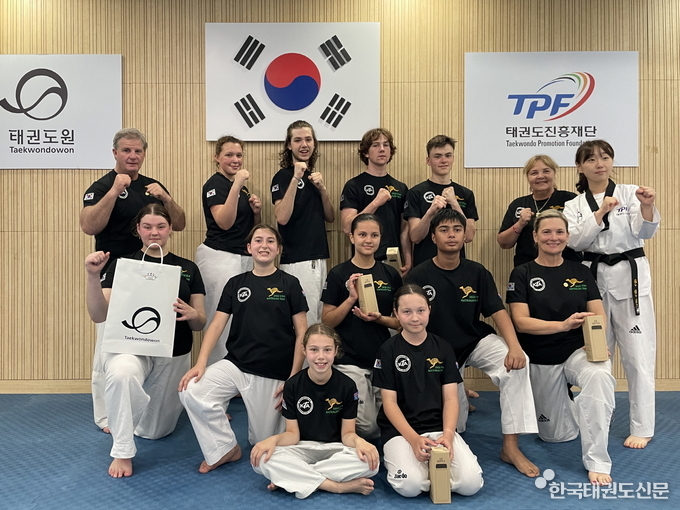태권힐링체조 프로그램을 진행한 후 기념촬영을 하고 있다.(장소: 태권도원 도약센터 중수련실 / 무릎앉아 자세로 있는 2열 좌측 두 번째가 소감을 밝힌 Marisa Lee Grace Rinaldi)