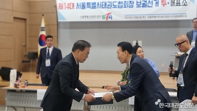 선거관리위원장으로부터 당선증을 받고 있는 이자형 (좌측) 당선인