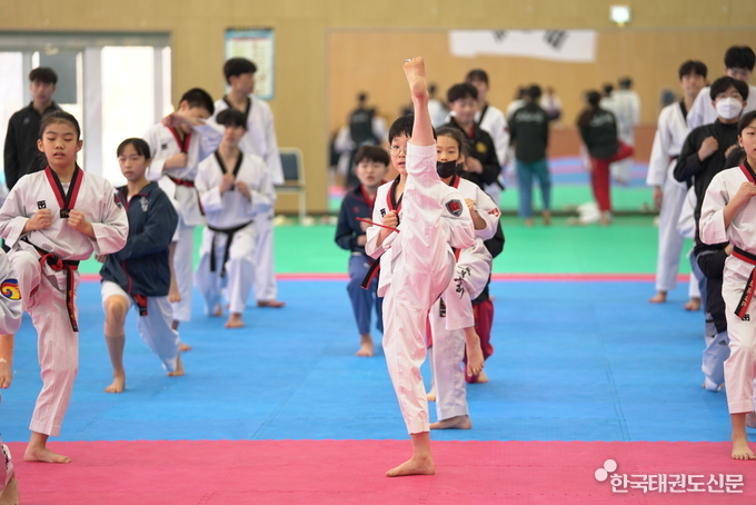 태권도원에서 태권도장 수련생들이 체력 훈련 등을 하고 있다.(도복소리)
