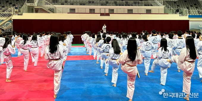서울 공항고등학교 1학년 학생들이 힐링태권체조 콘텐츠에 참가하고 있다.