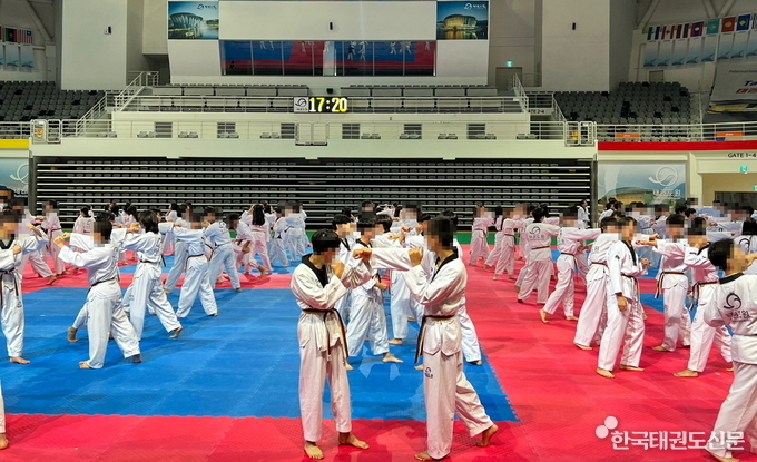 서울 공항고등학교 학생들이 자기방어 콘텐츠에 참가하고 있다.