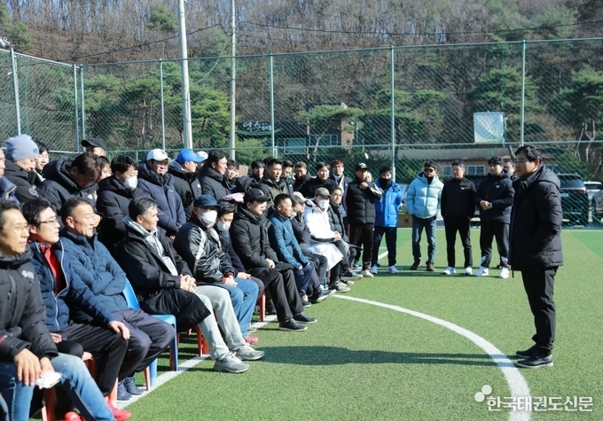 소천섭 회장(오른쪽)이 회원들에게 인사말을 하고 있는 모습