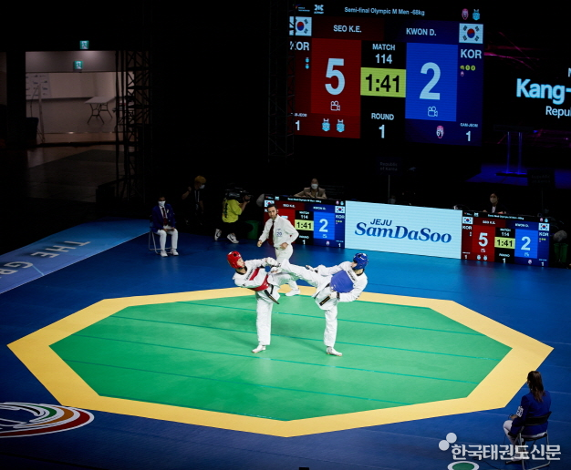 무주 태권도원 2022 태권도 그랑프리 챌린지 경기 당시 심판 모습