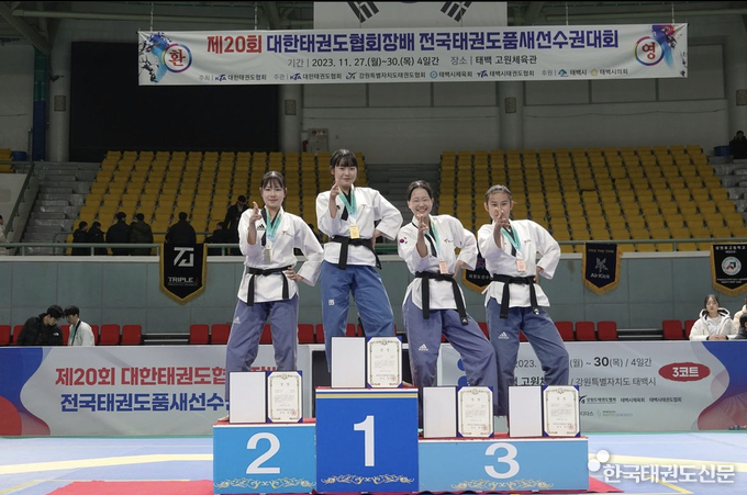 여중3학년부 공인품새 개인전 1위 김승유(왼쪽에서 두번째)