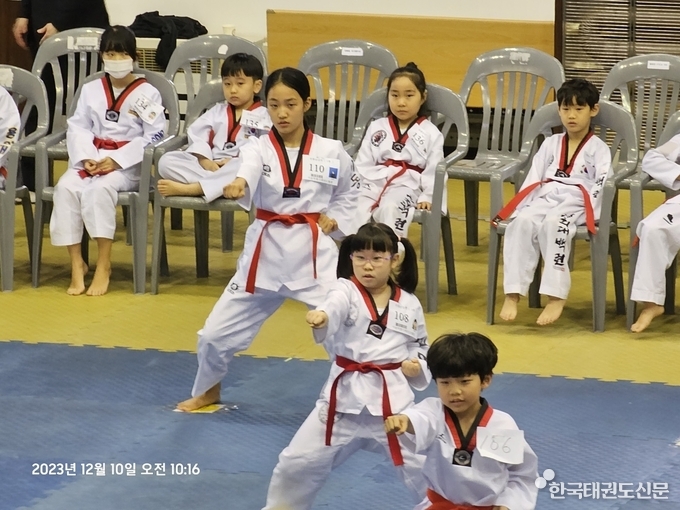 국기원 승품심사에서 몸통지르기를 하고 있는 가수 김태연 양(응심번호110번)