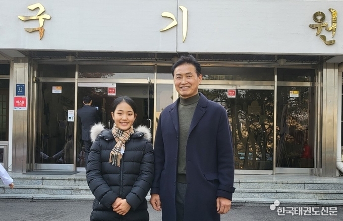 인기가수 김태연 양이 국기원 심사를 마치고 류형원 서대문태권도협회장과 기념 촬영 모습