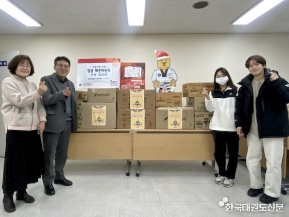 왼쪽에서 두번째 박종민 화전동장, 세번째 해든태권도 최신혜 관장