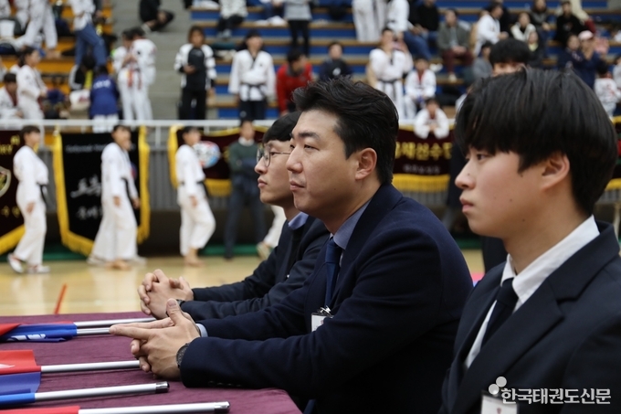 김영진 교수가 심판 활동을 하고 있는 모습(가운데)