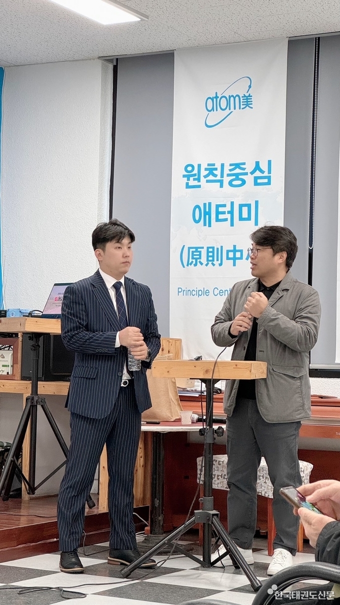 김지훈 관장(왼쪽) 모습