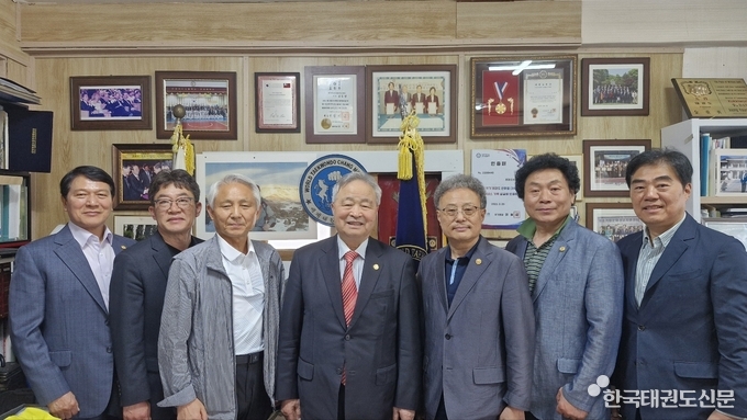 좌측부터 허영길(충남본관장), 최왕구(강원본관장), 백희열(경기북부본관장), 김중영(총관장), 조정영(중국본관장), 이상기(서울본관장), 남궁윤석(행정부관장)