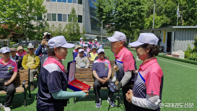 현경애 클럽 회장이 김연진·이승로 고문에게 공로패를 수여하고 있다.