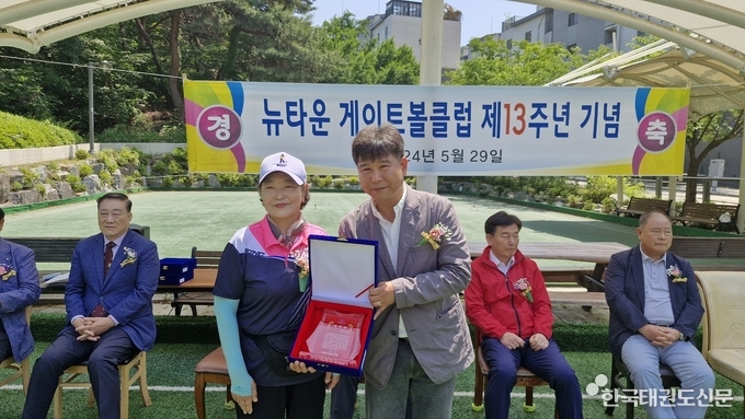 현경애 클럽 회장이 김우영 국회의원에 대한 공로패를 남진우 사무국장에게 전달했다.