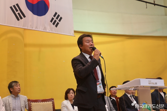 은평구태권도협회 김동복 회장이 대회사를 하는 모습