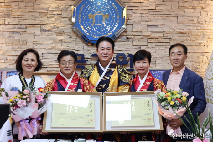 ‘2024년도 제2차 9단 수여식’에서 이동섭 국기원장과 태권도 9단 부부들이 기념 촬영을 하고 있다. (왼쪽부터 한점희 사범, 박종성 사범, 이동섭 국기원장, 임난희 사범, 김영덕 교수.)